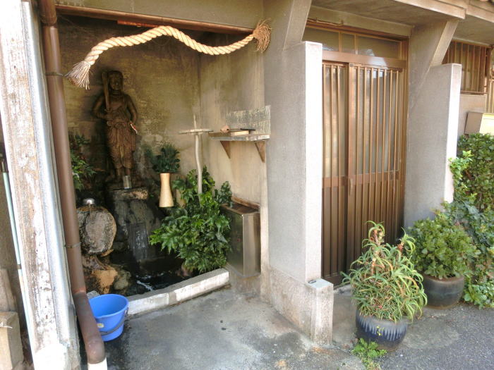 駅前の民家に間借りしてるようなお不動様