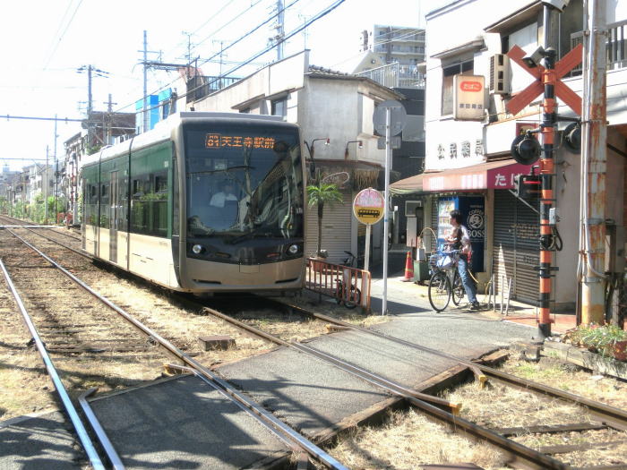 駅前の小さな踏切