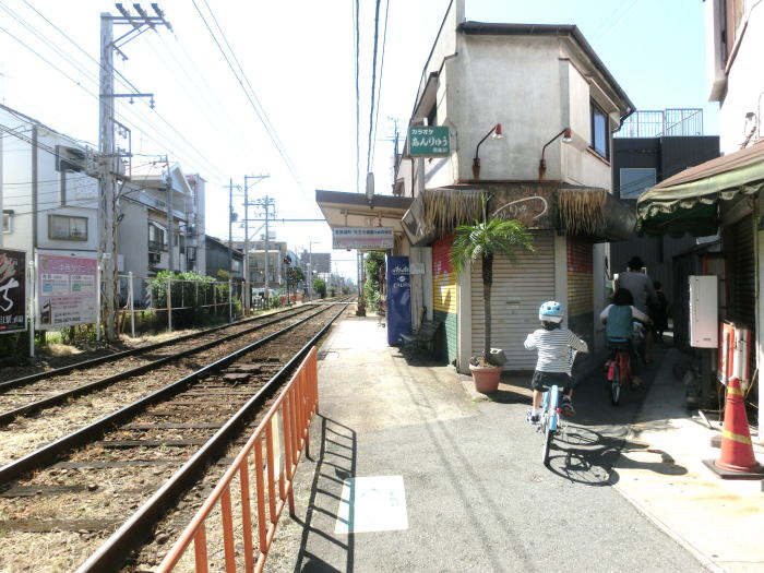 ホームと道の境目がはっきりしない安立町駅