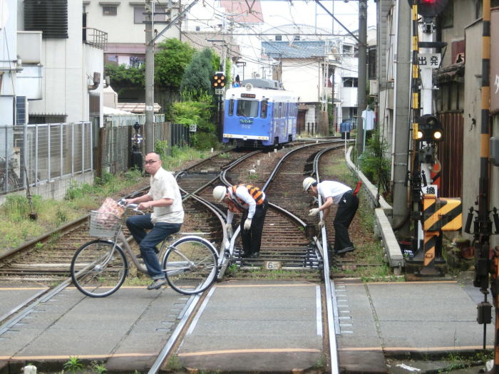 ポイントの整備中の阪堺電車の職員さん