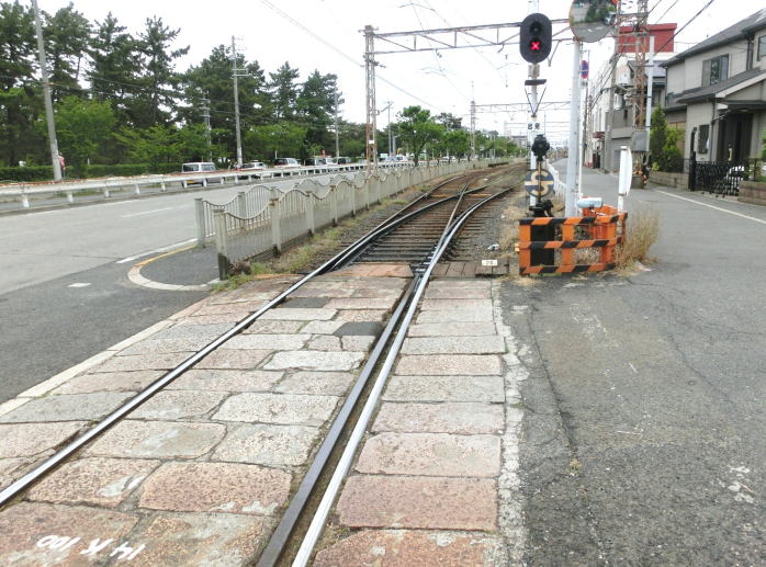 阪堺電車浜寺駅前駅。石畳の踏切。