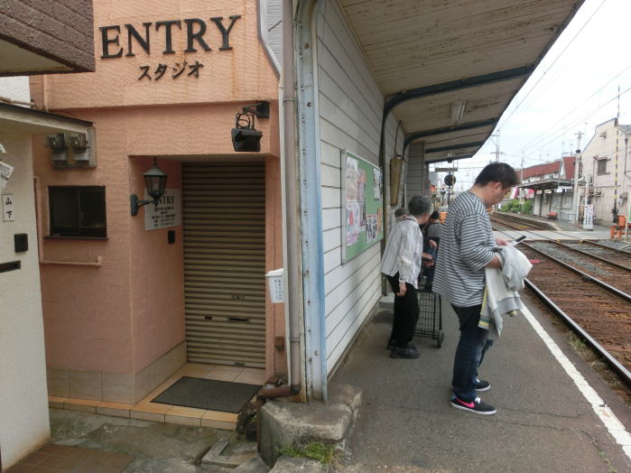 ダンス教室がすぐ裏にある船尾駅