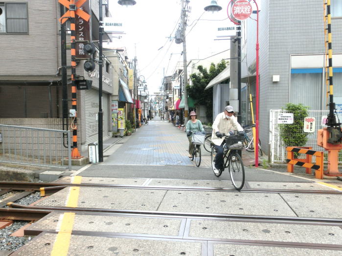 船尾駅前の踏切