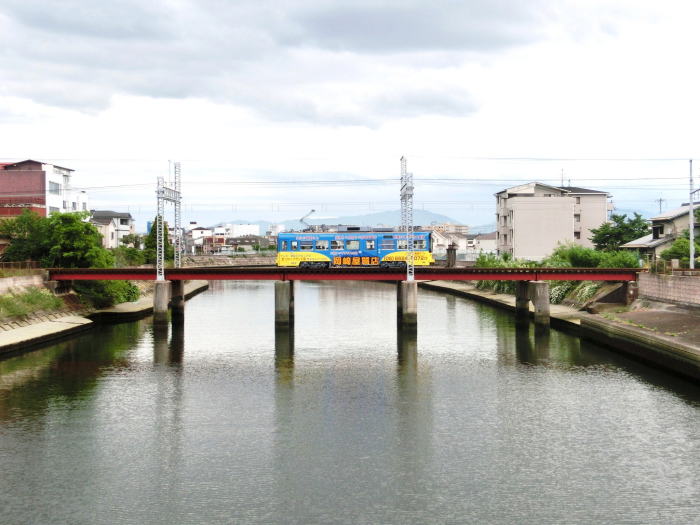 石津川の鉄橋を渡る阪堺電車