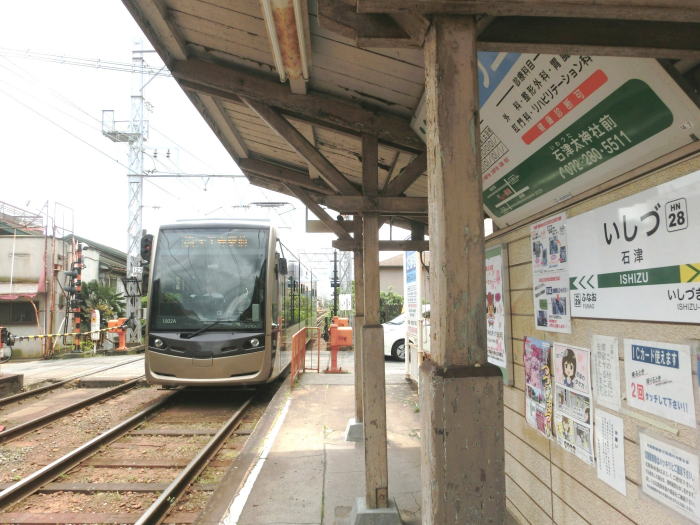 石津駅。古びた駅舎に妙に馴染む堺トラム。