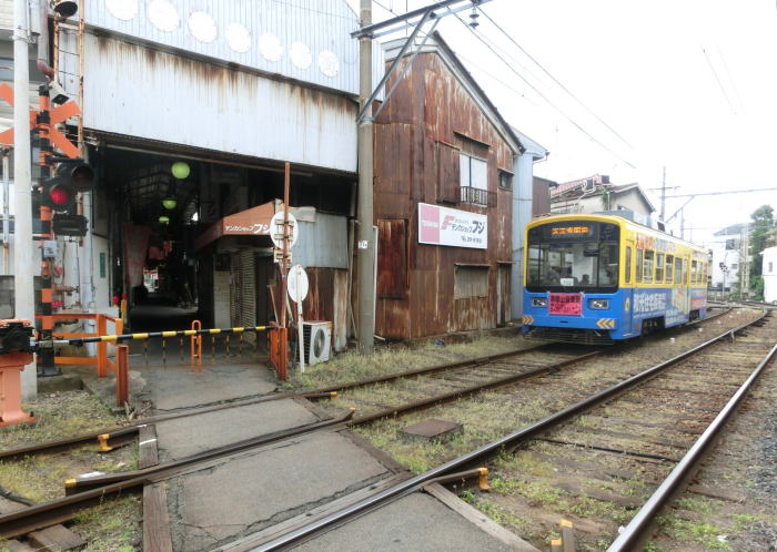 綾之町。商店街を２つに分断している阪堺電車。