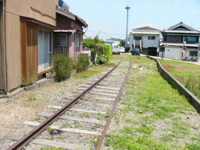 家の庭を走っているような廃線跡