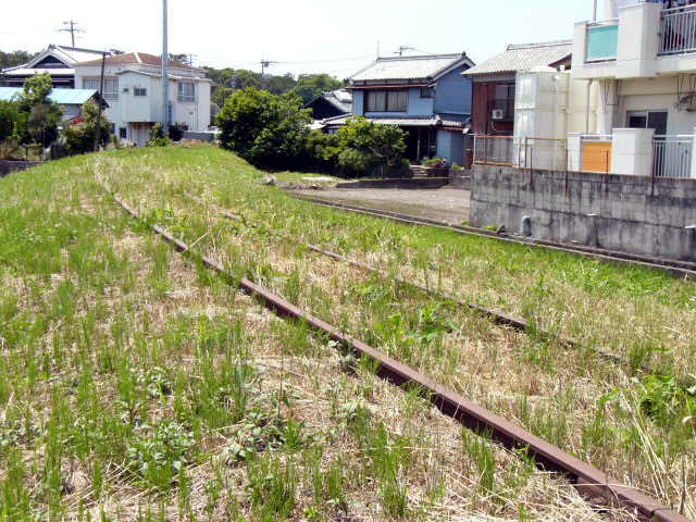 住宅街の中に横たわる廃線跡の築堤