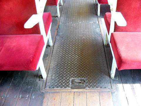 ＤＭＨ１７エンジン点検用のフタ