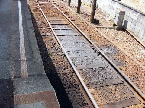 エンジンの油がにじんだ西御坊駅の線路