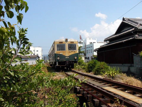 家の軒先を行くキハ紀州鉄道６０３