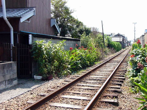 線路に面した玄関口