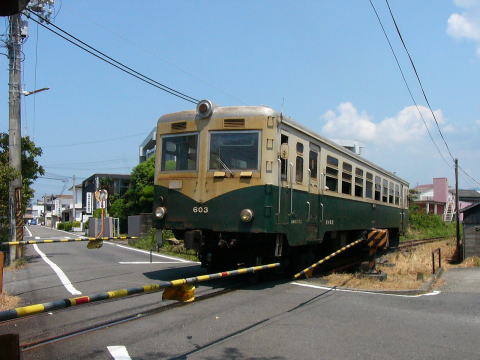 紀伊御坊駅の踏み切りをゆっくり通過するキハ６０３