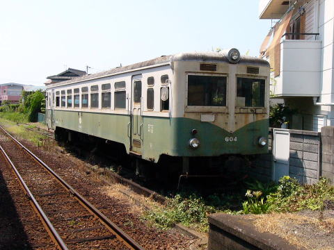 駅に保管されている弟分のキハ６０４