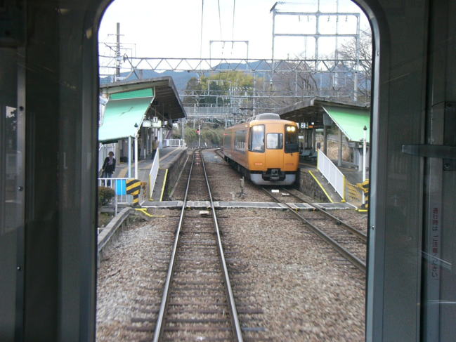 壺阪山で特急と交換。