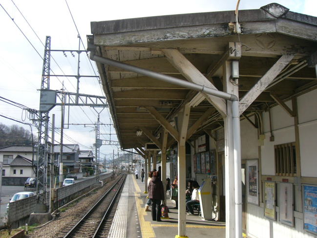 葛駅ホーム。ここで降りる。