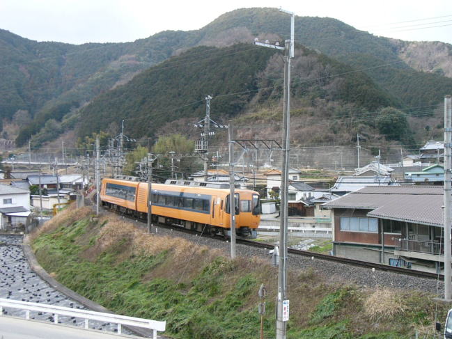 吉野口付近。カーブを行く阿部野橋行き特急。