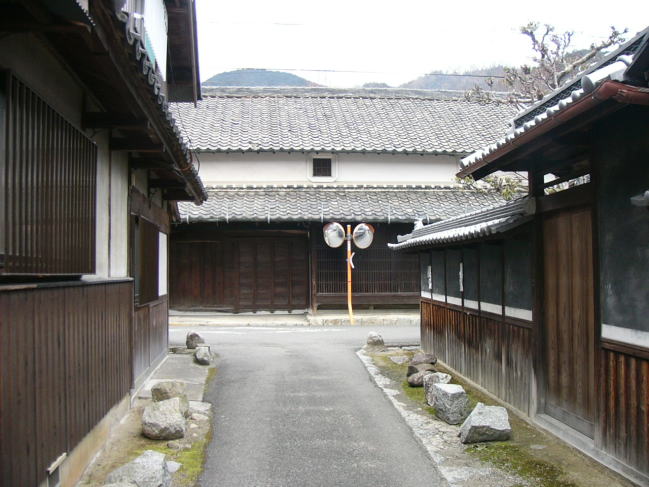 吉野口手前の街道筋の民家。