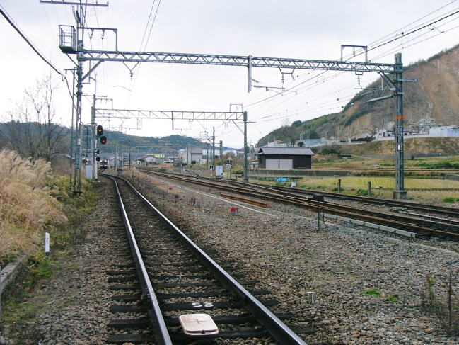吉野口駅。左が近鉄線、右はＪＲ和歌山線。