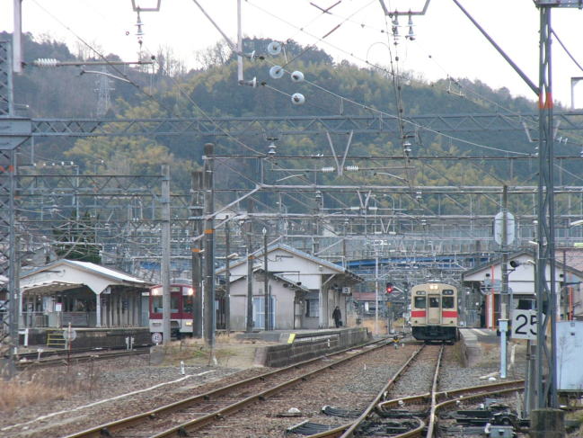 吉野口駅に停車中の近鉄・ＪＲの電車。
