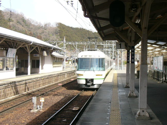 吉野口駅にて。吉野行きホームに入ってきた、桜ライナー。