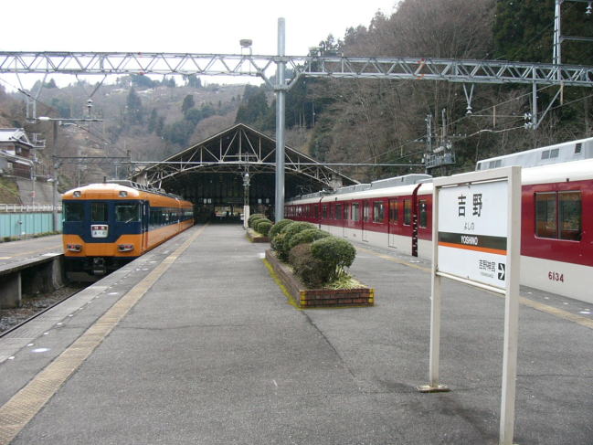 屋根が少ない吉野駅ホーム