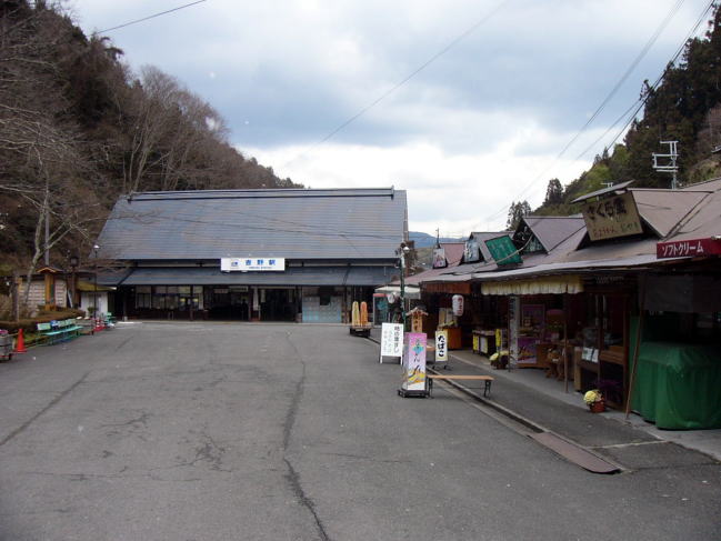 真冬だったので人っ子一人いない、吉野駅前。