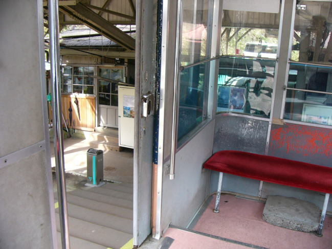 貸切状態の車内と、千本口駅構内