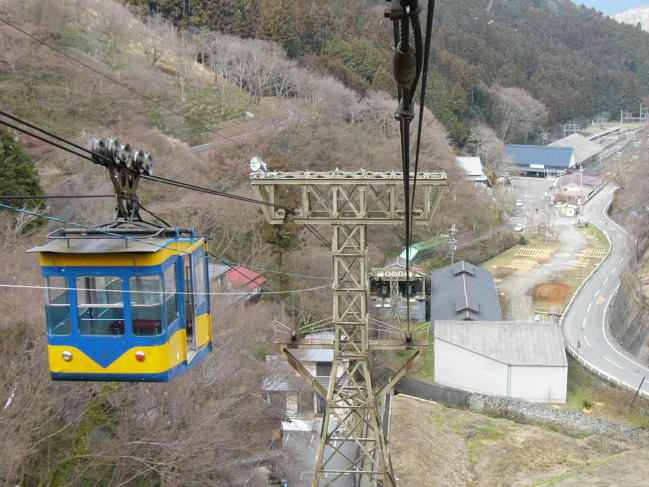 すれ違ったゴンドラは、無人でドアも開けっ放し