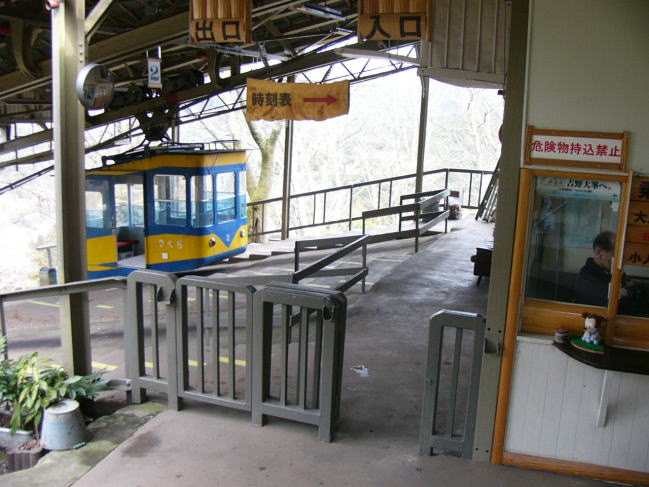 吉野山駅の閑散とした改札口