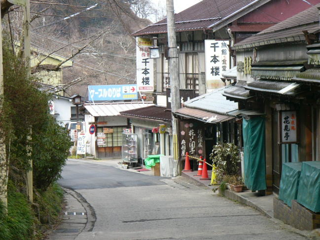 ひと気のない参道の商店街