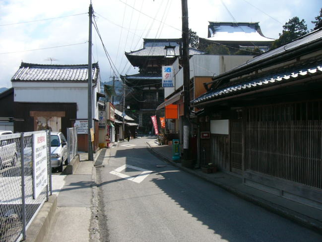 しばらく行くと見えてくる金峯山寺の山門