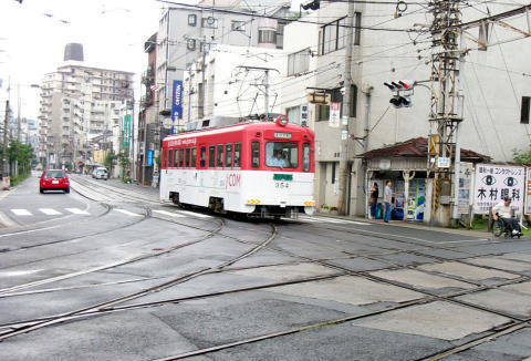 住吉の交差点を渡る恵美須町行き。
