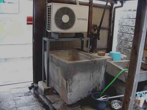 阪堺電車浜寺駅前駅のホームの横の井戸