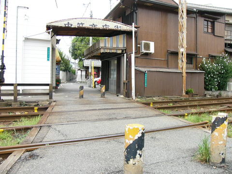 御陵前駅付近のさびれた踏み切り