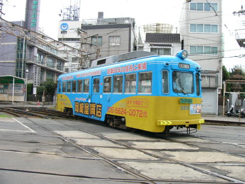 交差点を横断する阪堺電車３５５