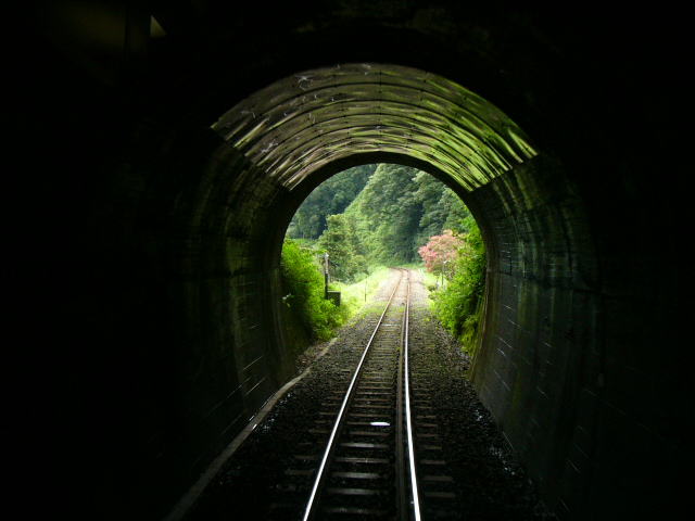 伊勢鎌倉駅手前の短いトンネル