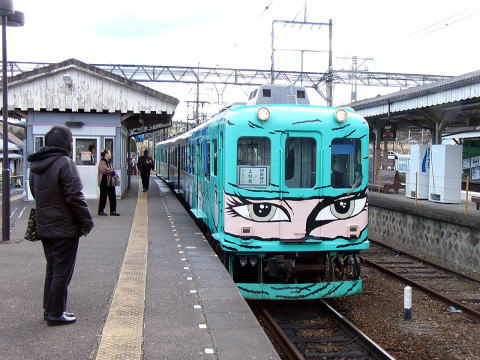 伊賀神戸にて。くのいち塗装の８６０系７６１号車