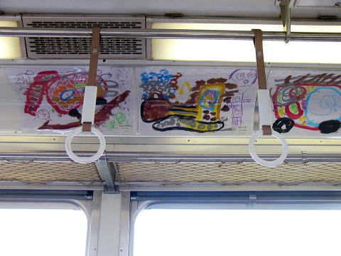 車内広告の代わりに子供たちの絵