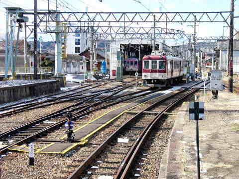 上野市駅の車庫