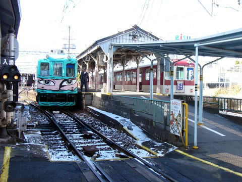 一本しかホームのない上野市駅
