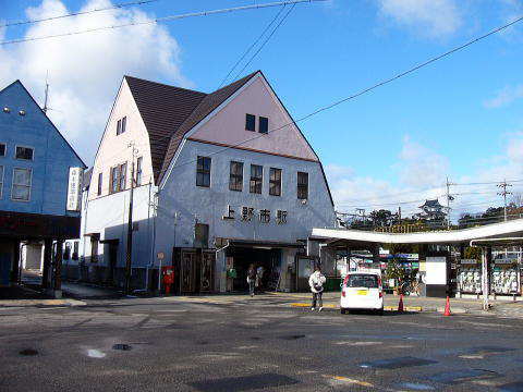 上野市駅の昔から変わらない駅舎。