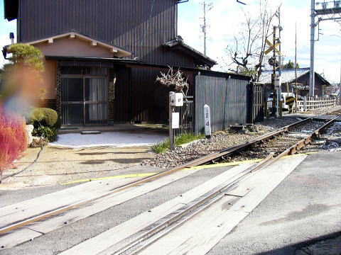 玄関を出たら踏み切り