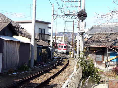 町並みの中をごとごと走ってくる伊賀線の８６０系電車。