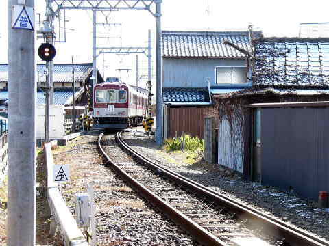 去っていく上の電車