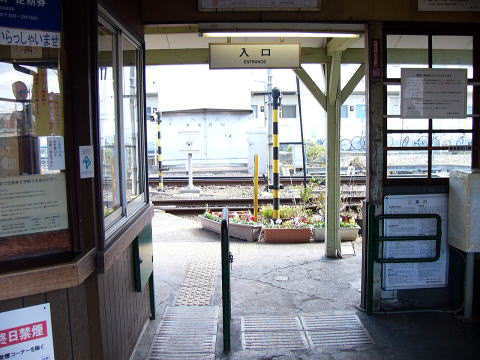 茅町駅の改札口