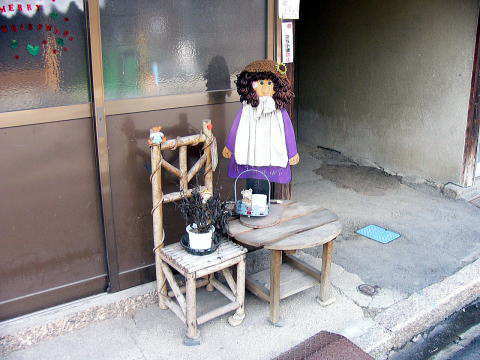 家の前においてある手作り人形
