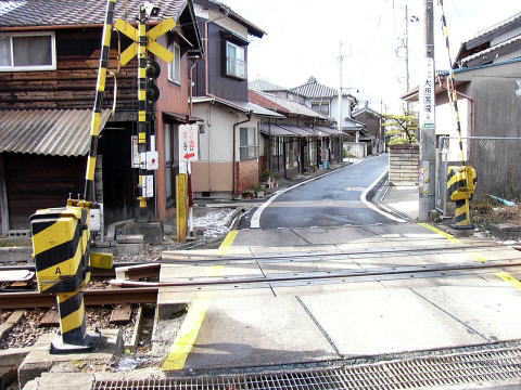 ほとんど人通りのない踏み切り