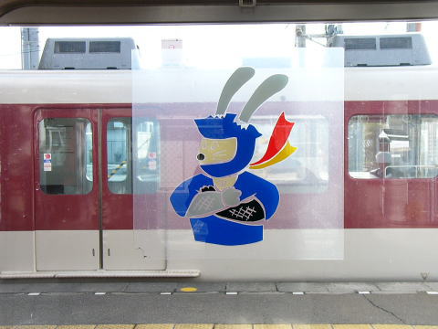 電車に張られている忍者のシール。顔はタヌキ、耳はウサギか？