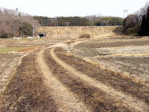 線路を敷くしかない道